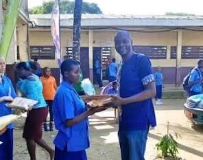 Remise d'un kit scolaire à une élève par un membre de la direction du Lycée Bilingue de Bépanda